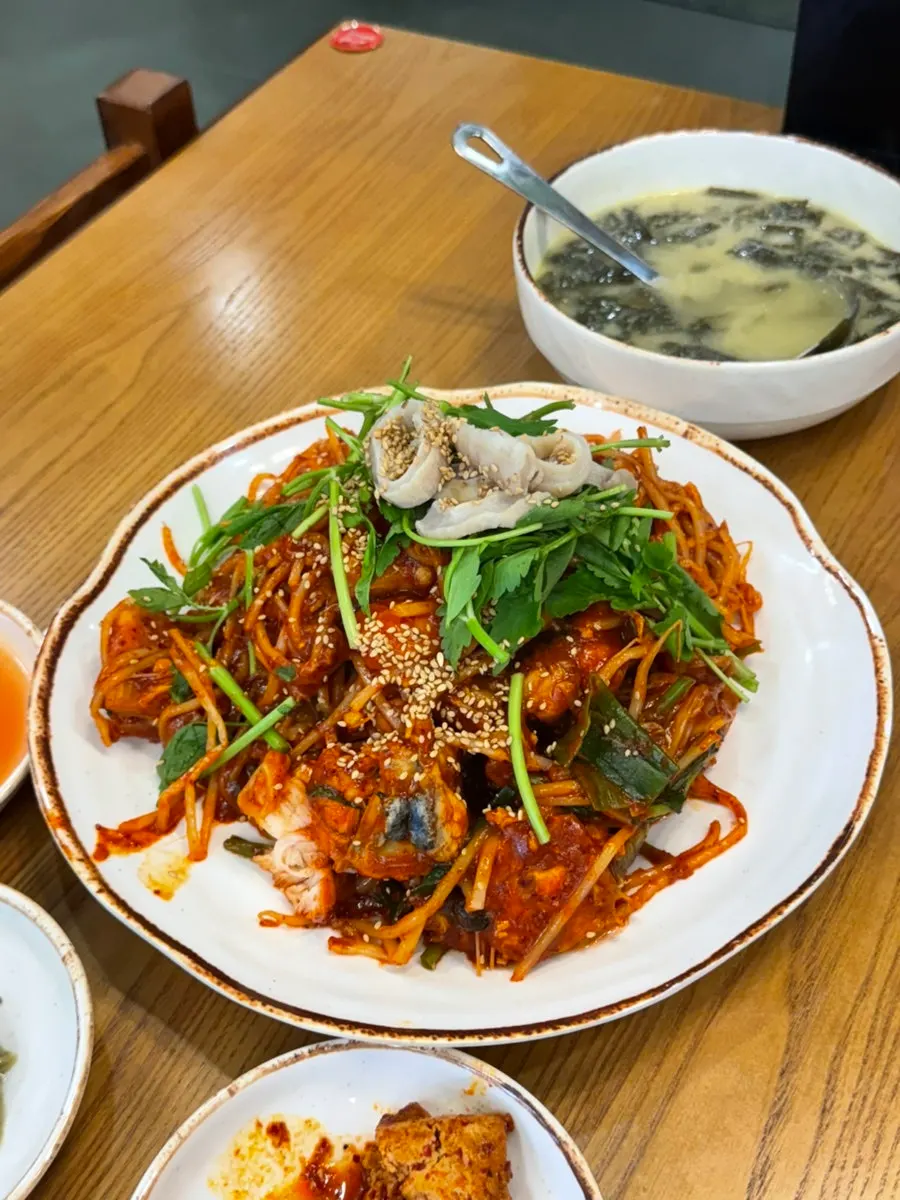 Small-size agujjim piled high with bean sprouts