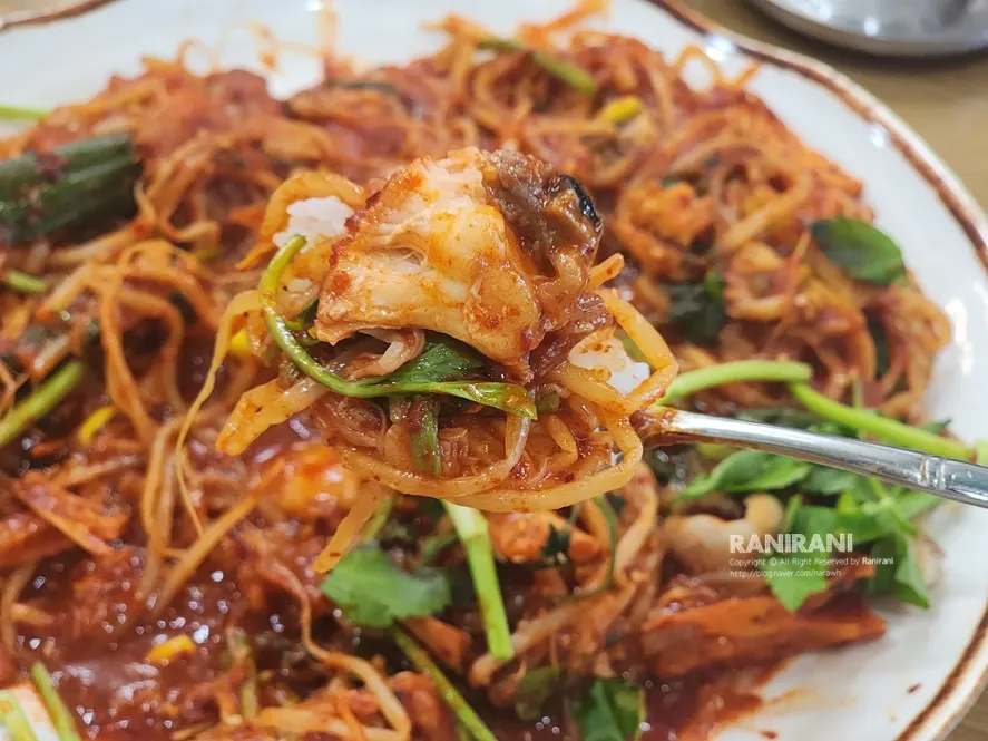 밥 위에 올린 아귀살과 콩나물 양념