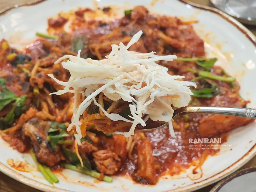아구찜에 곁들인 기본 반찬들