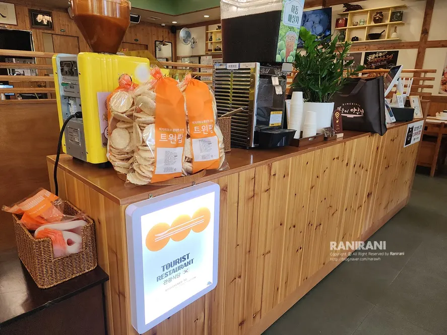매장 입구에 마련된 후식 코너