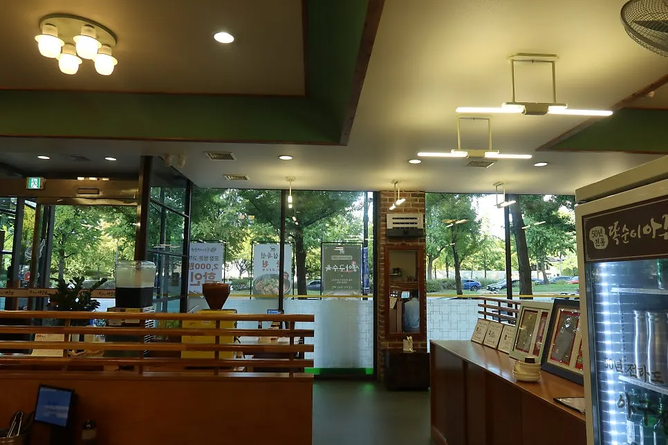 Spacious seating hall at Ttoksuni Agujjim Jamsil Direct Branch