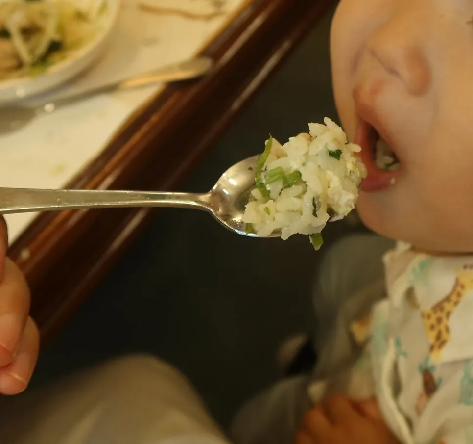 Evening meal at Ttoksuni Agujjim with the baby
