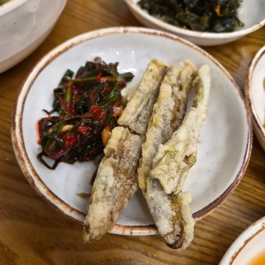 기본 반찬 접시들