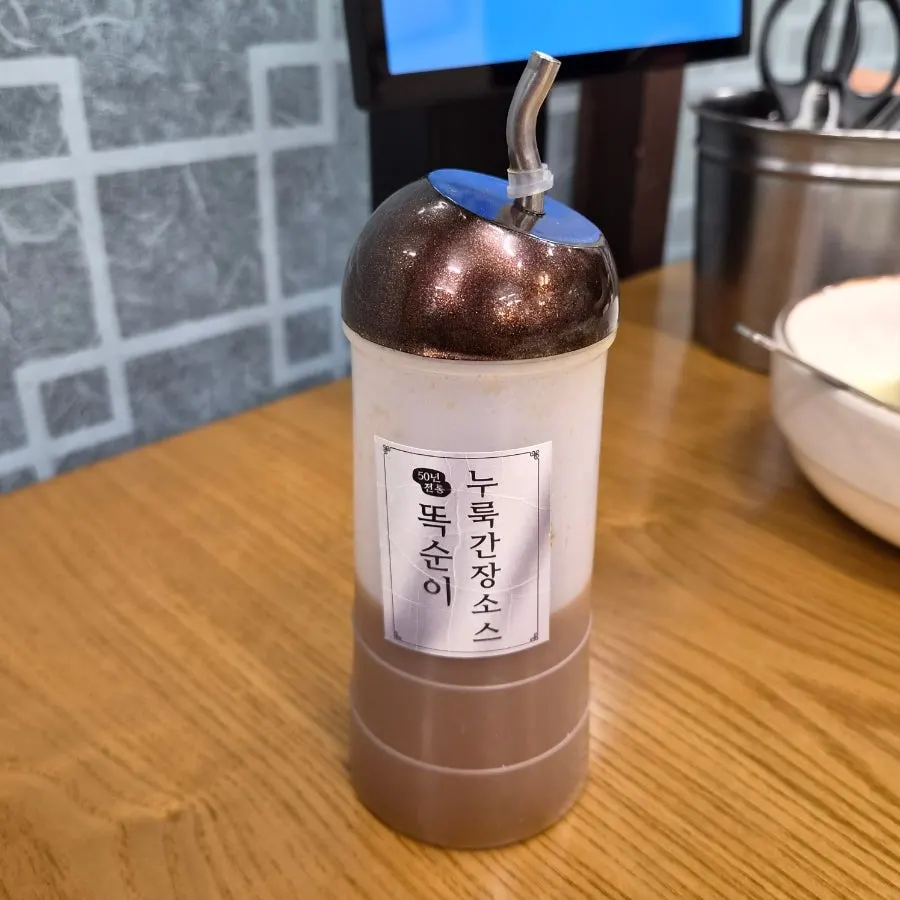 셀프바에서 가져온 고추부각과 파김치