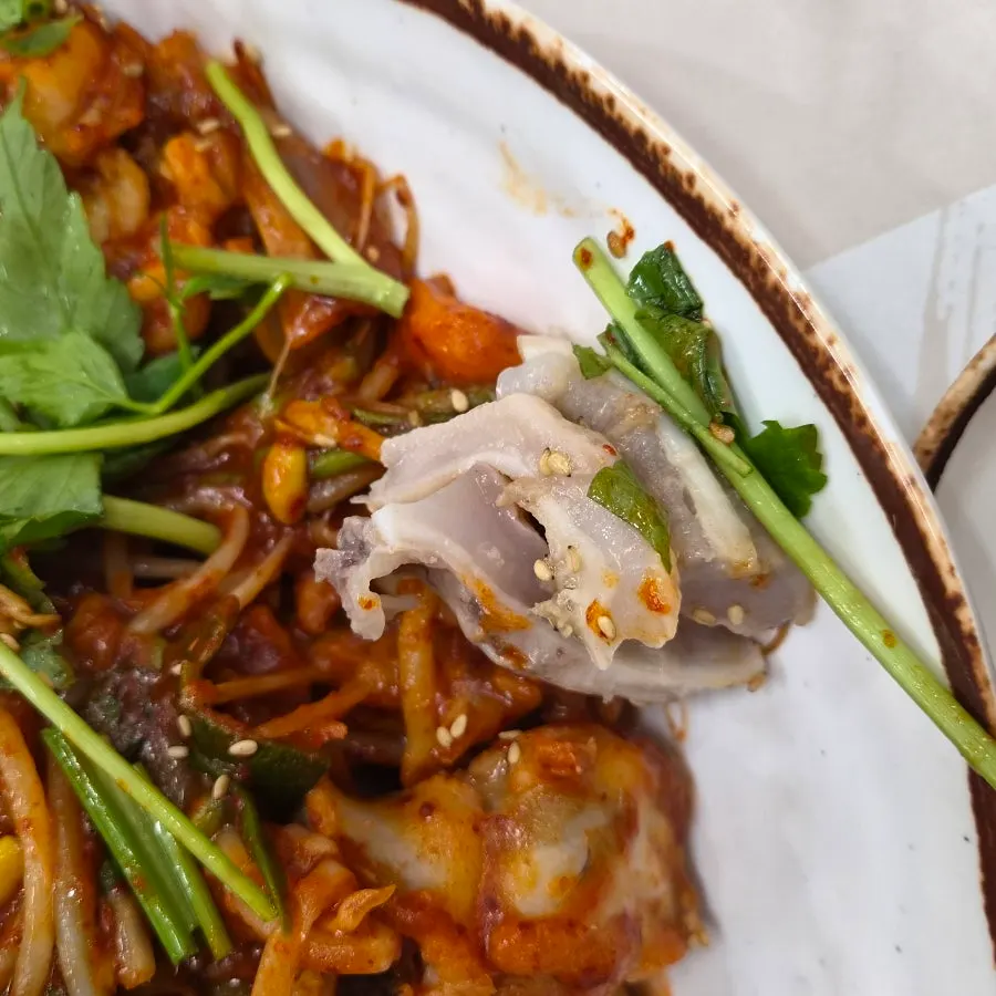 아구찜 위에 올려진 아구수육