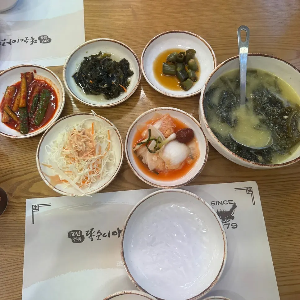 오이소박이와 물김치 등 밑반찬 한 상