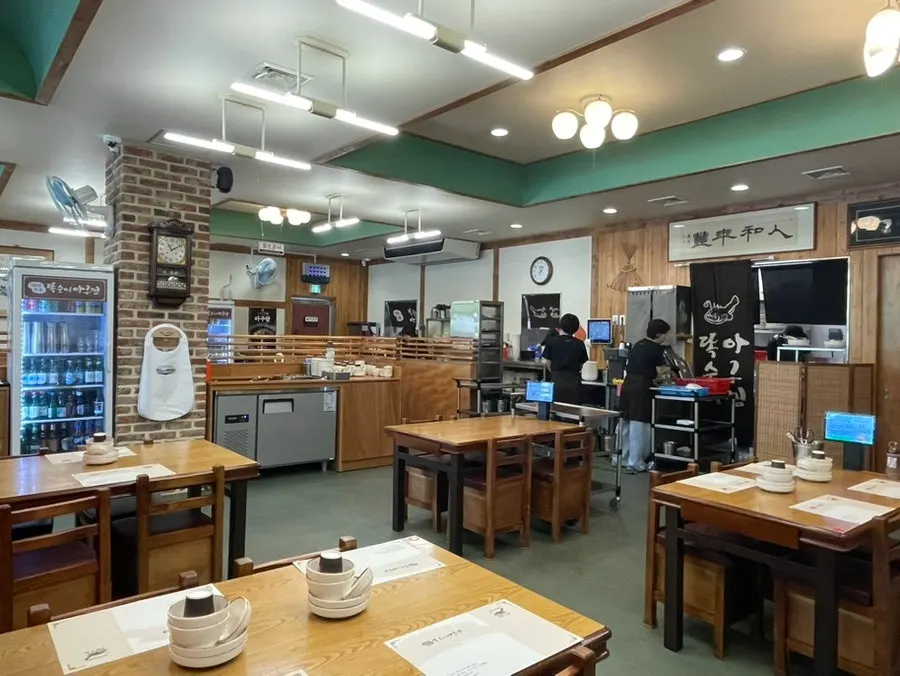 Spacious interior dining hall of Ttoksuni Agujjim Jamsil Direct Branch