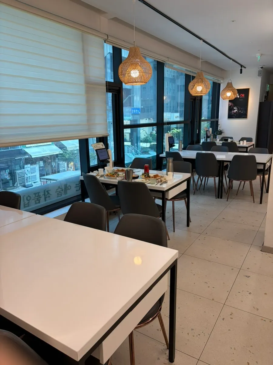 Spacious dining hall and tables at Tteudon Magok Branch