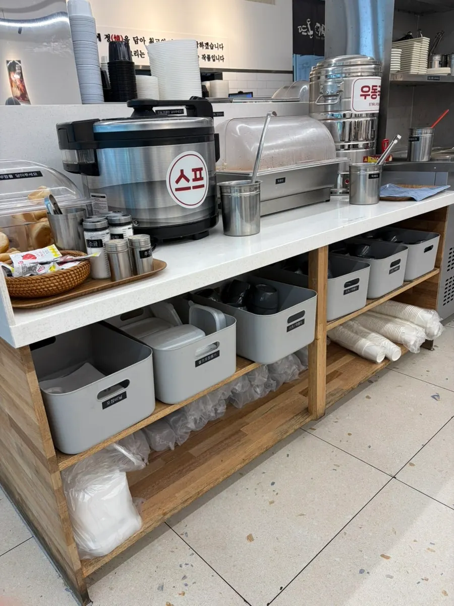 View near the kitchen with steady delivery orders at Tteudon Magok Branch