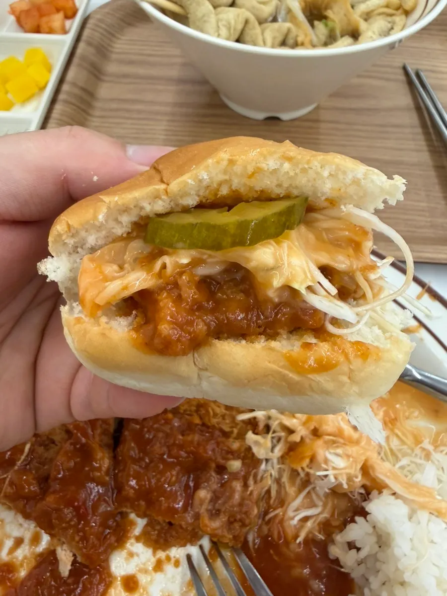 Cheese stretching from the cheese pork cutlet