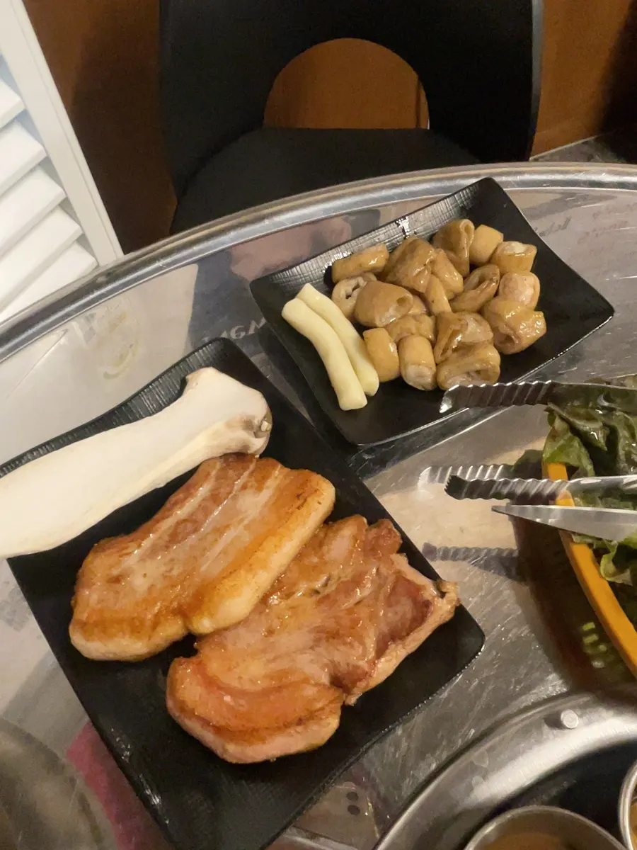 Pre-grilled meat spread served at Ttukbang