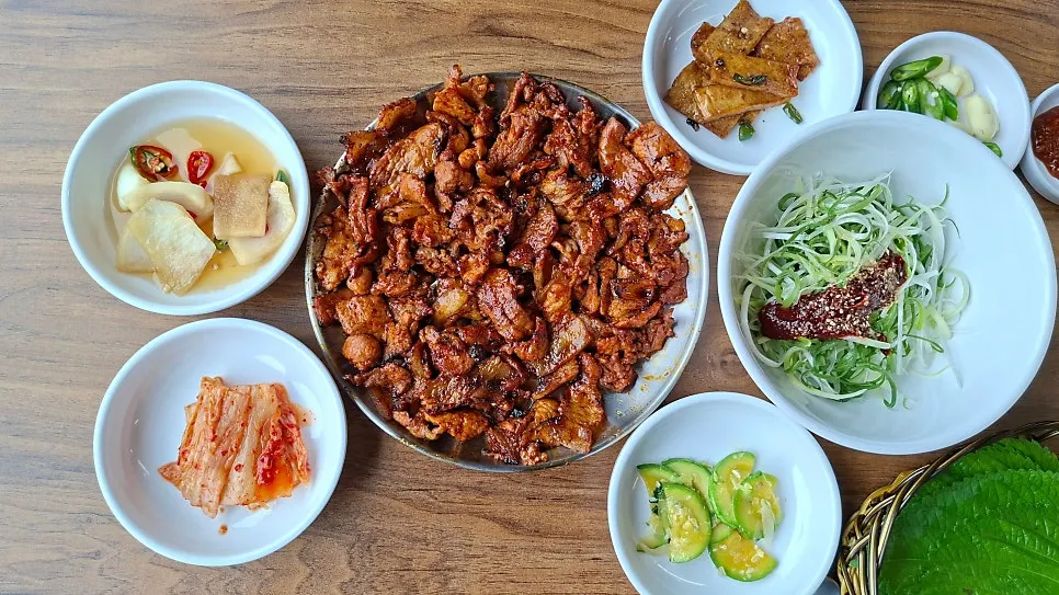 상추 깻잎 마늘로 구성된 쌈채소 접시