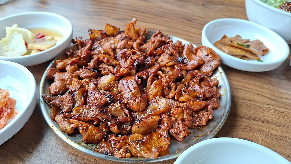 연탄불에 초벌된 고추장구이 고기