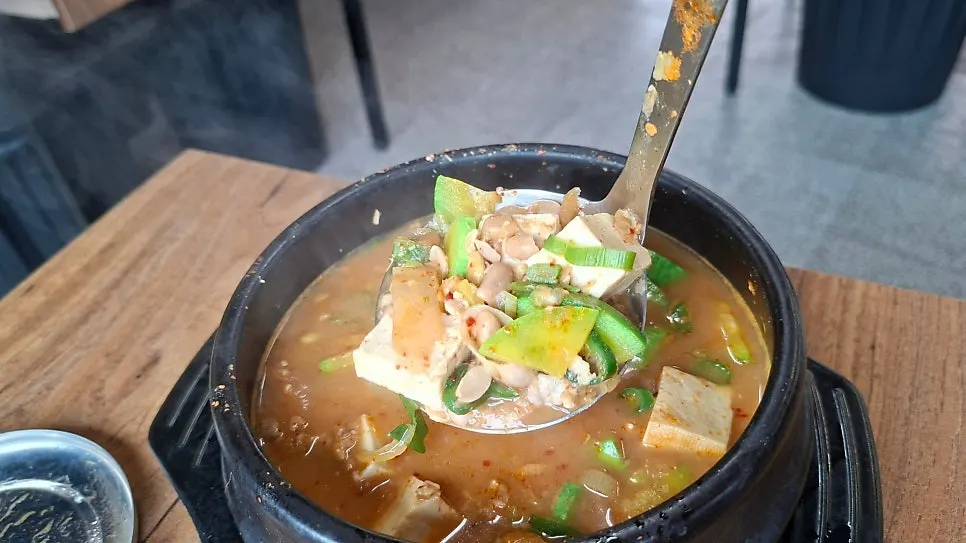 뚝배기에 끓여 나온 뚝방집 기본 청국장