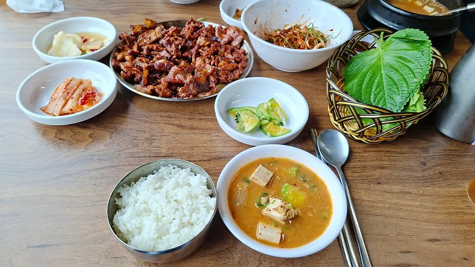 숟가락으로 떠올린 청국장 국물