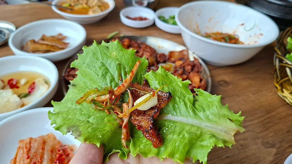 고기와 청국장, 밑반찬이 놓인 테이블