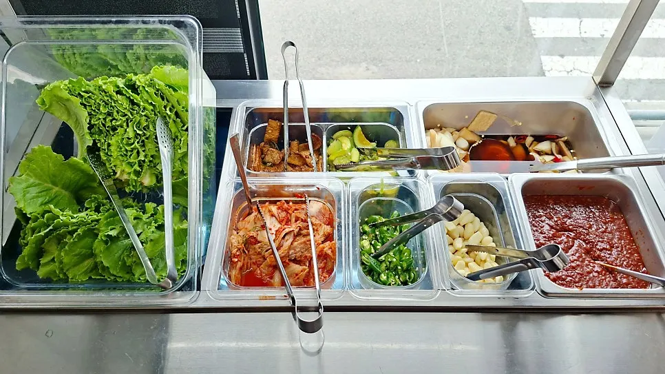깻잎에 마늘을 곁들인 고추장구이 쌈