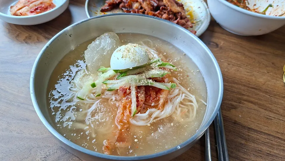 반찬과 쌈채소를 가져다 먹는 뚝방집 셀프바