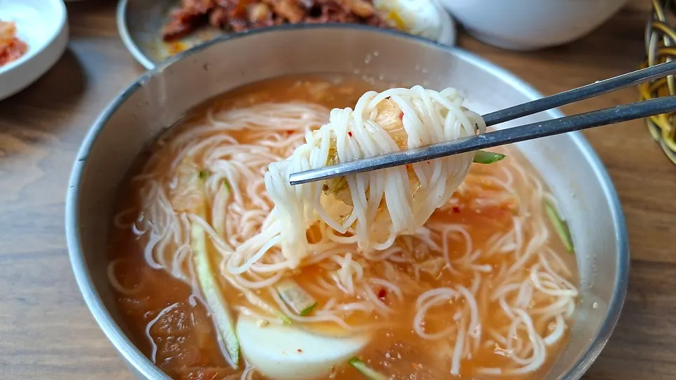 살얼음 올라간 뚝방집 김치말이국수