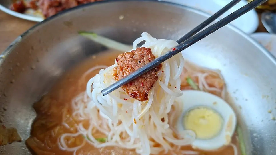 고기와 함께 먹은 김치말이국수 면