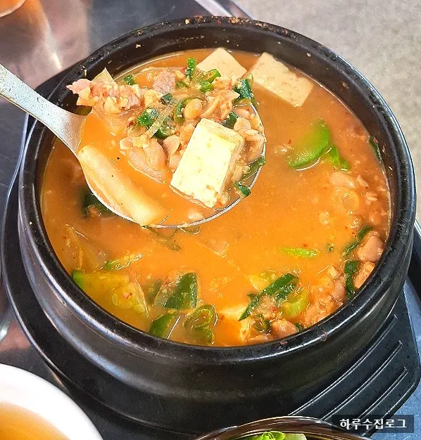 소면과 오이, 삶은 달걀이 올라간 김치말이 국수