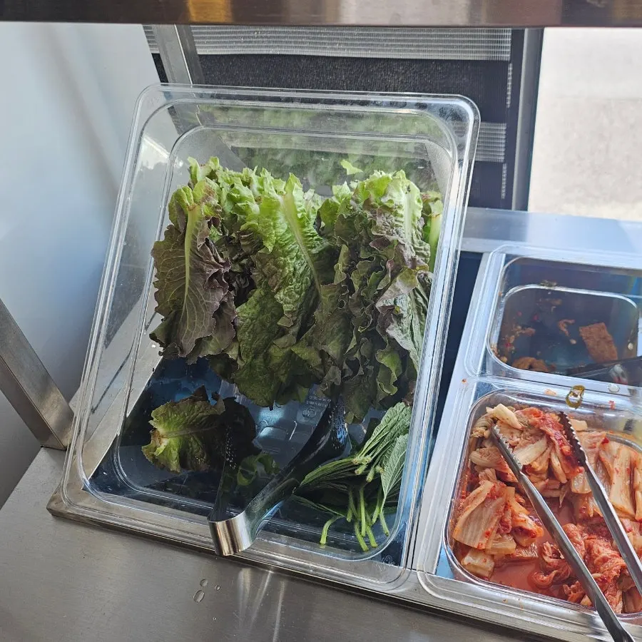 셀프바에 놓인 상추와 깻잎 쌈채소