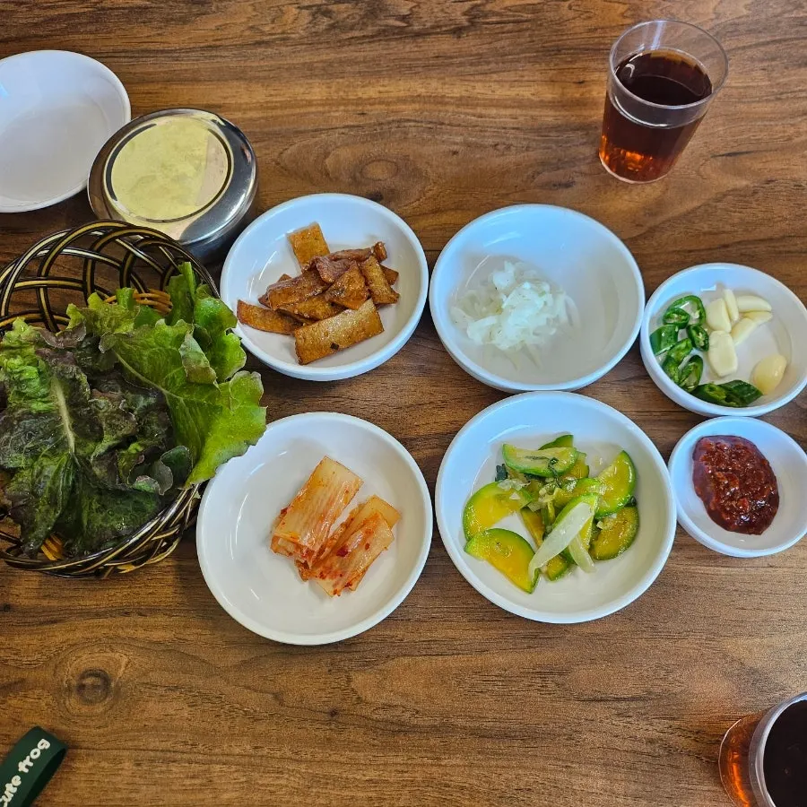 연탄 고추장구이와 김치말이국수가 적힌 뚝방집 메뉴판