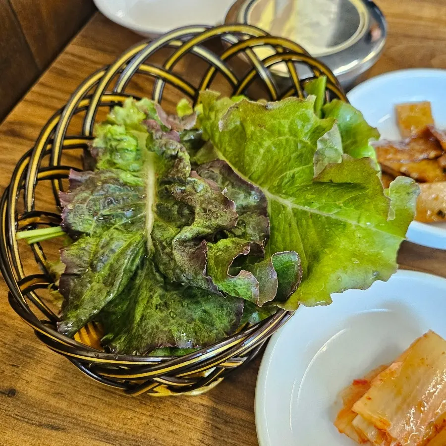 기본 반찬으로 세팅된 뚝방집 테이블