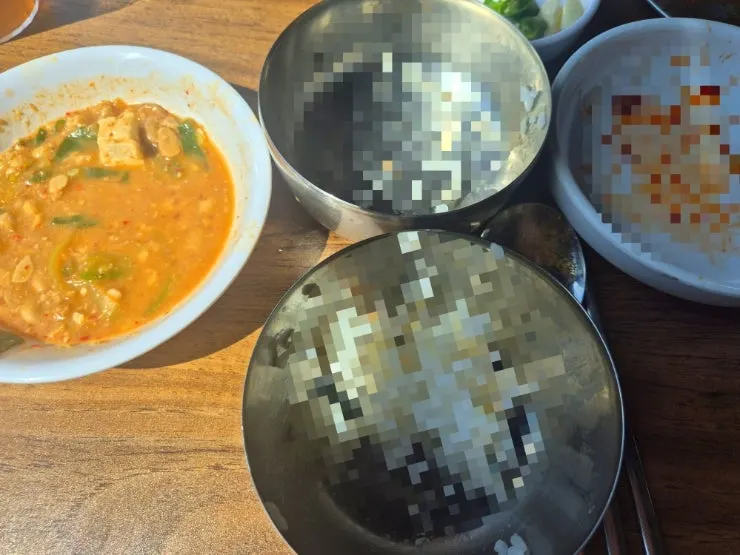 밥 두 공기를 비운 식사 중 테이블