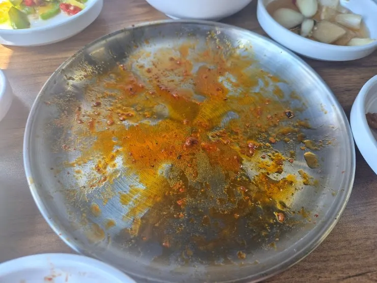 싹 비운 뚝방집 빈 그릇