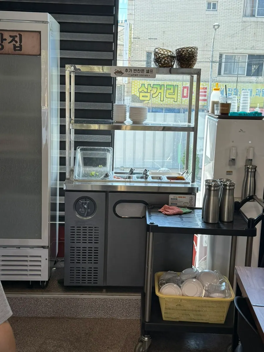 뚝방집 매장 내부와 대기 공간