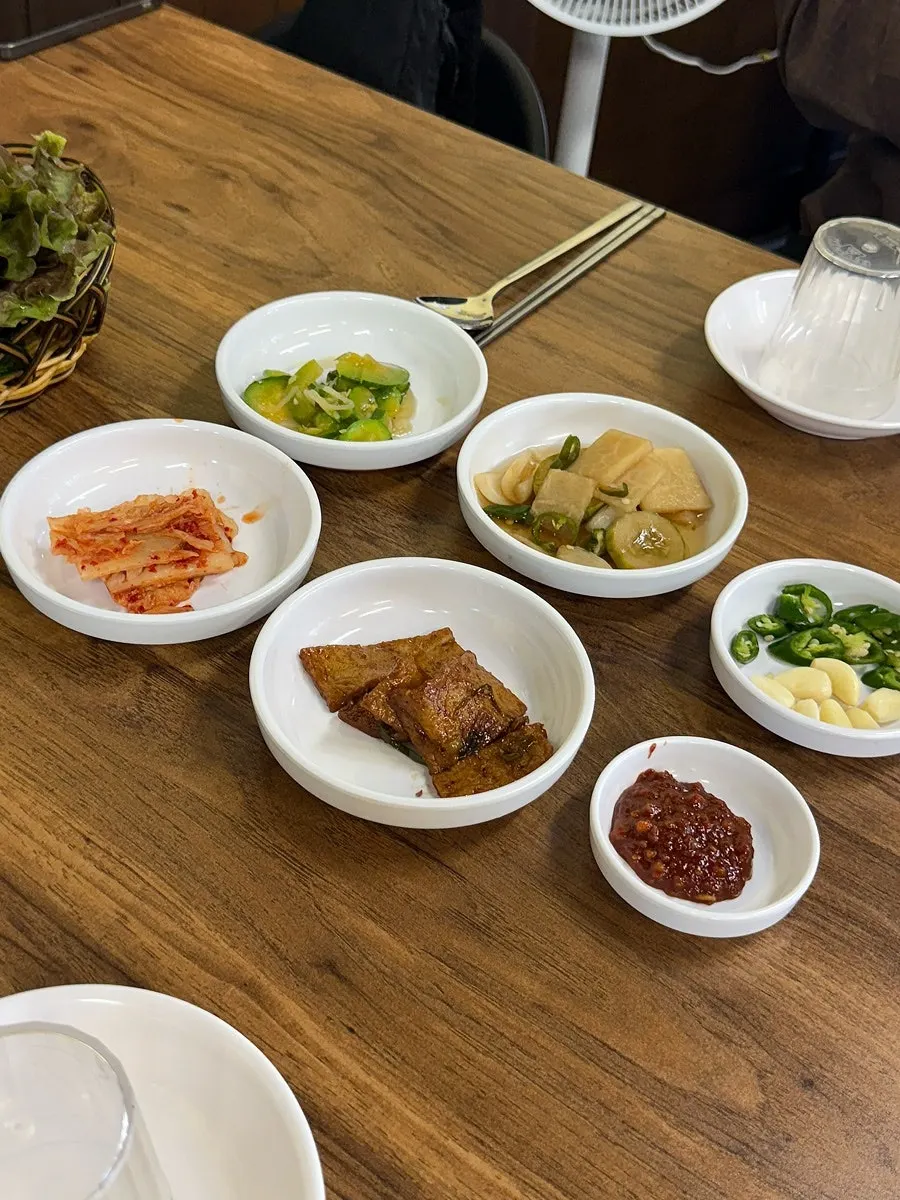 영수증 리뷰 서비스 안내가 붙은 매장 안내문
