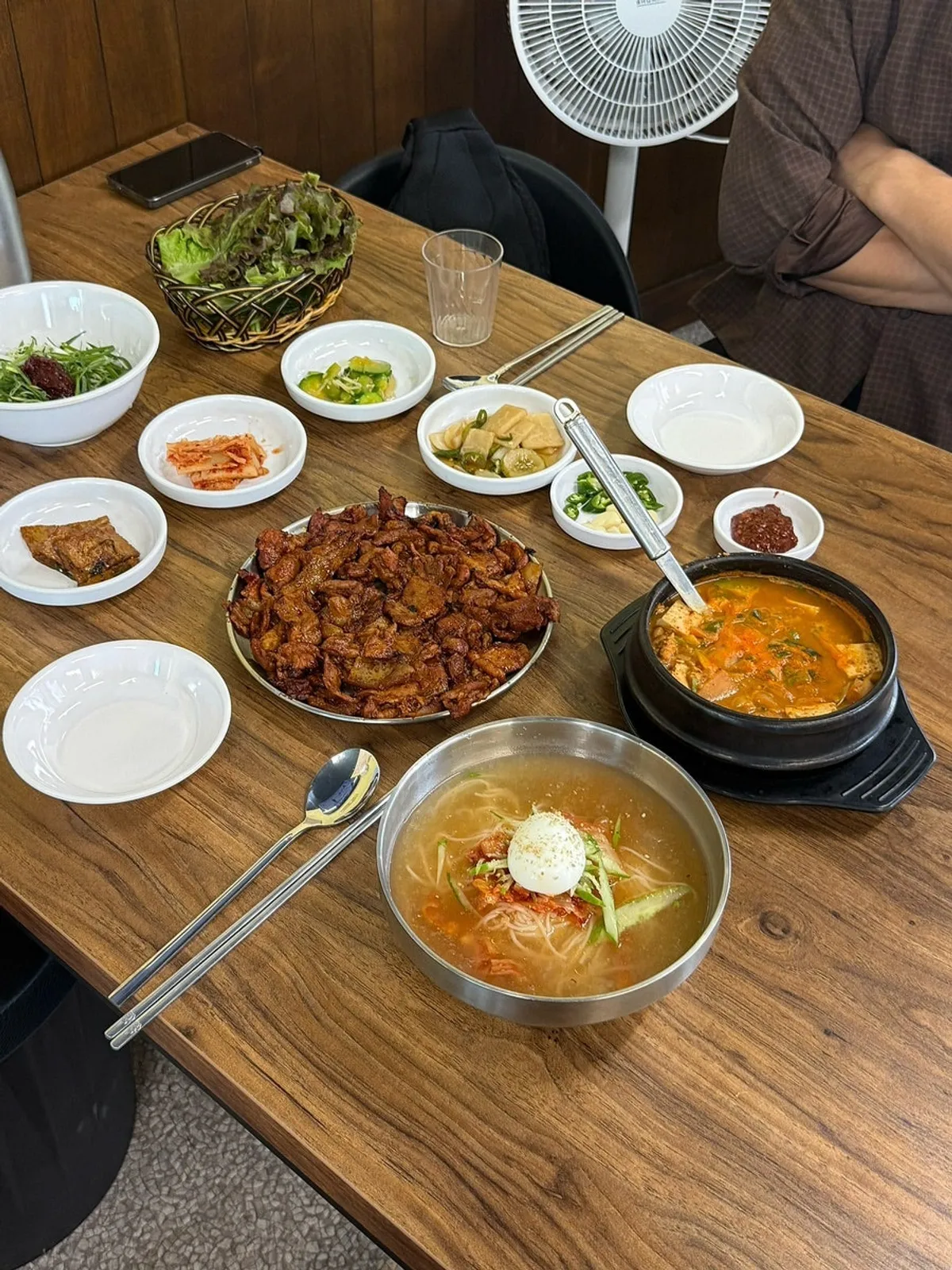 고추장구이와 함께 나온 쌈채소 접시