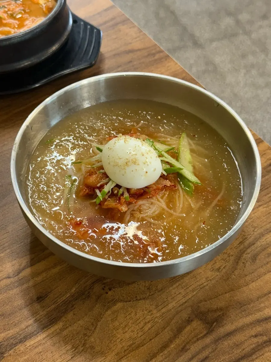 연탄에 구워져 나온 고추장구이 상차림