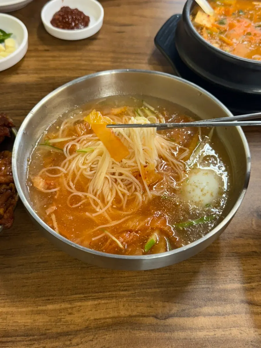 밥과 반찬이 함께 차려진 뚝방집 테이블