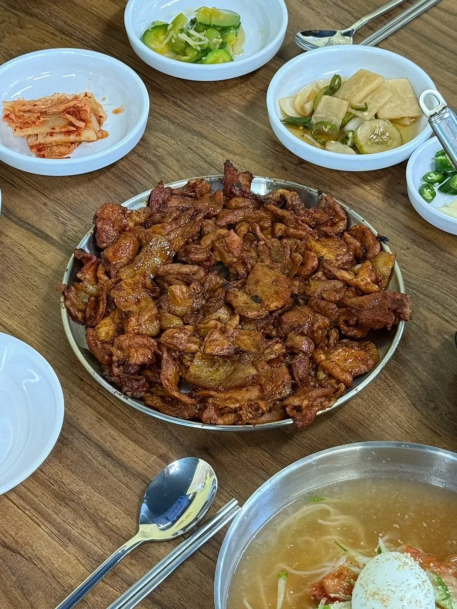 밥에 자작하게 적신 구수한 청국장