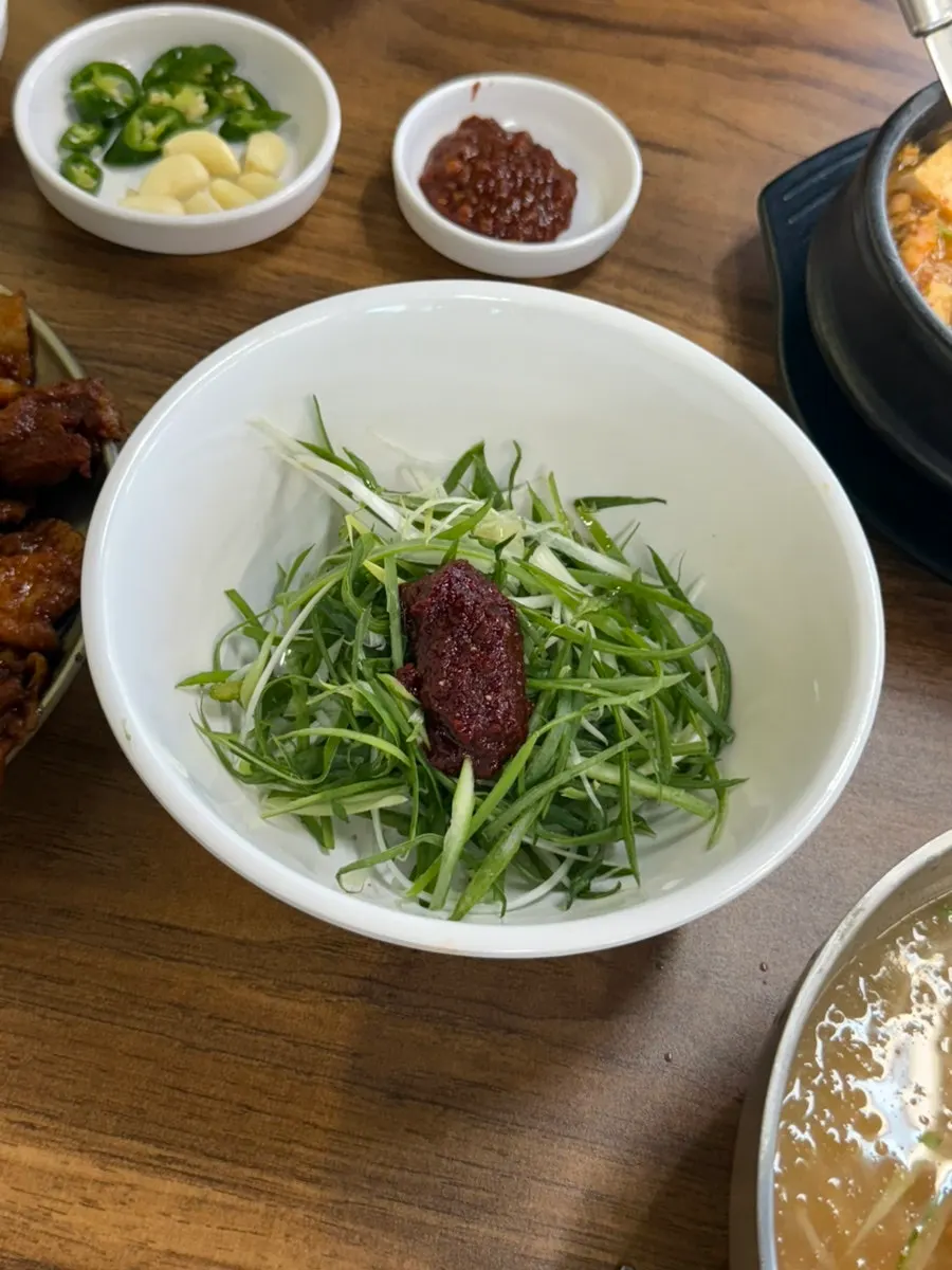 마늘과 고추를 올려 싼 고추장구이 쌈