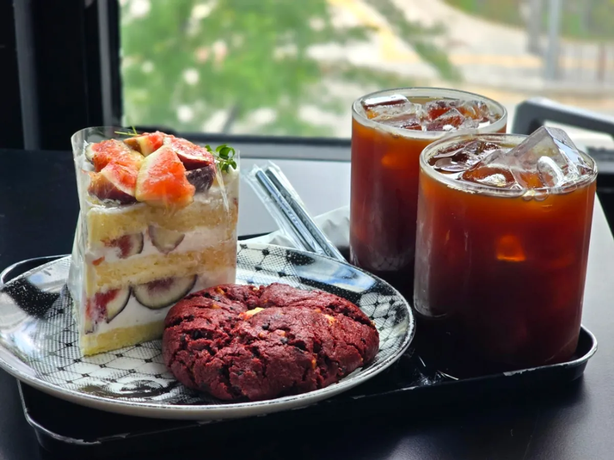 Main photo of Deep Dive dessert café in Jungang-dong, Ansan
