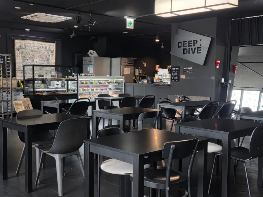 Area around the 2nd-floor entrance of Deep Dive