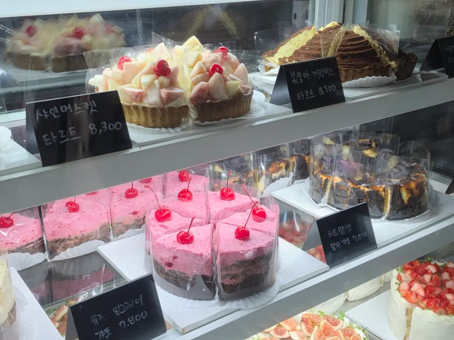 Display case of tarts topped with cream filling