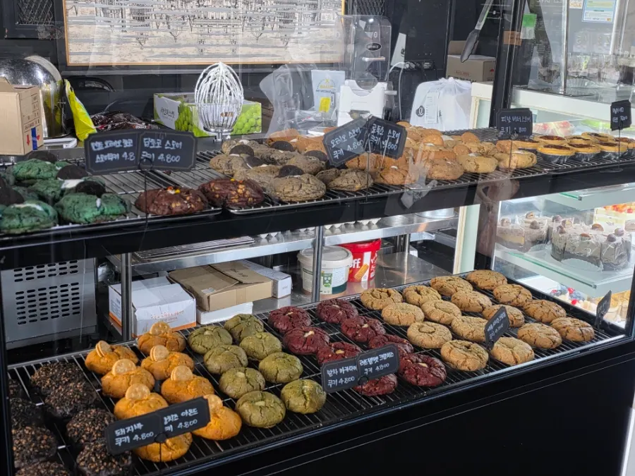 Close-up shot of the cake lineup in the showcase