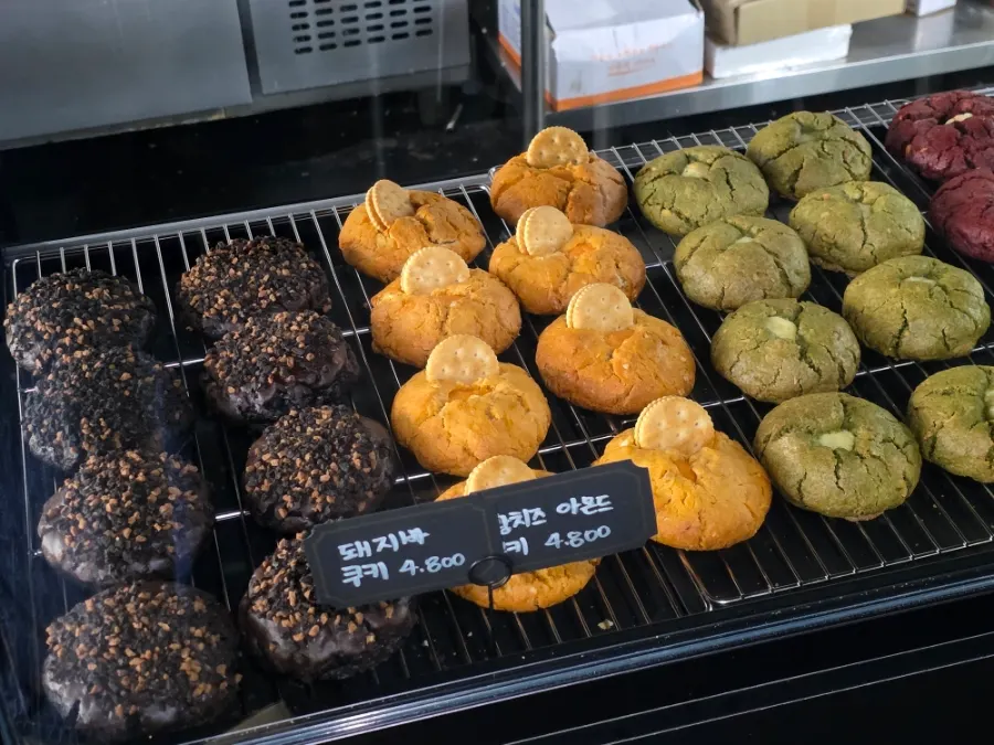 Thick cookies displayed by type