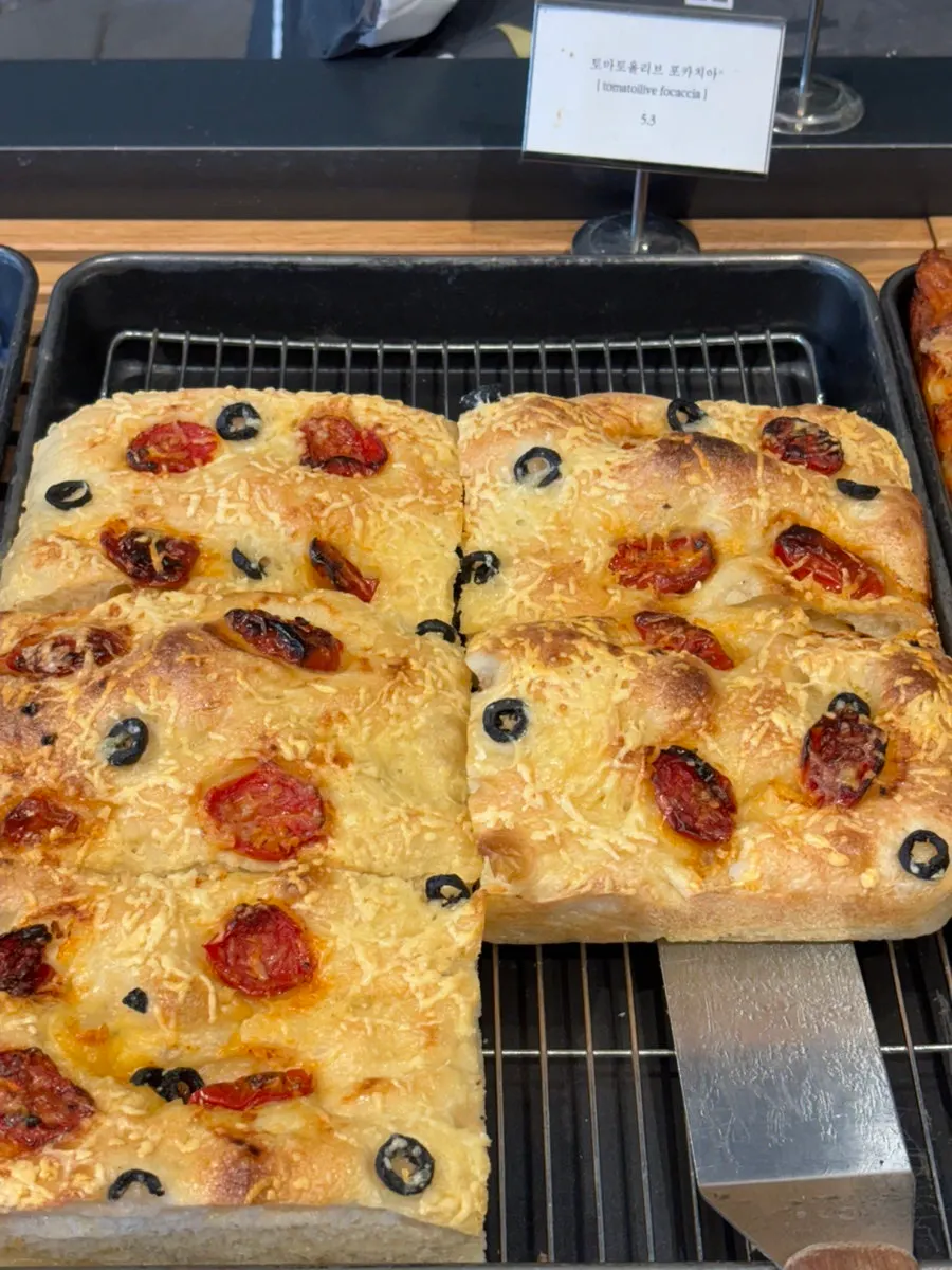 올리브토마토 포카치아 한 조각