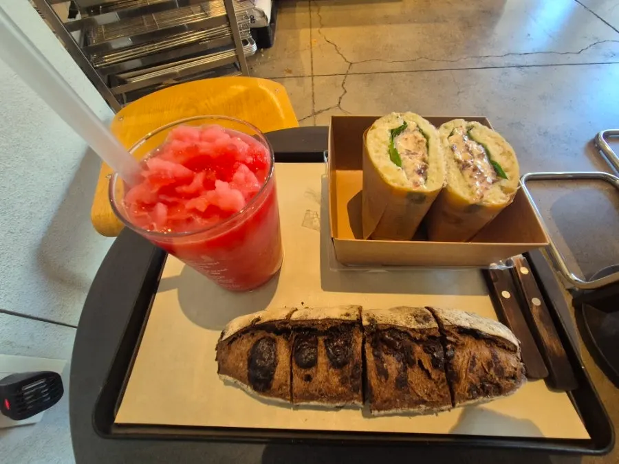 생과가 씹히는 수박주스 한 잔