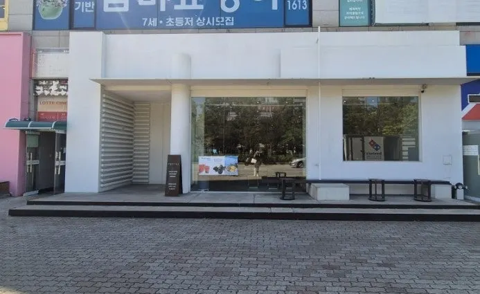 롯데시네마 건물 1층 카페 외관과 주차 안내