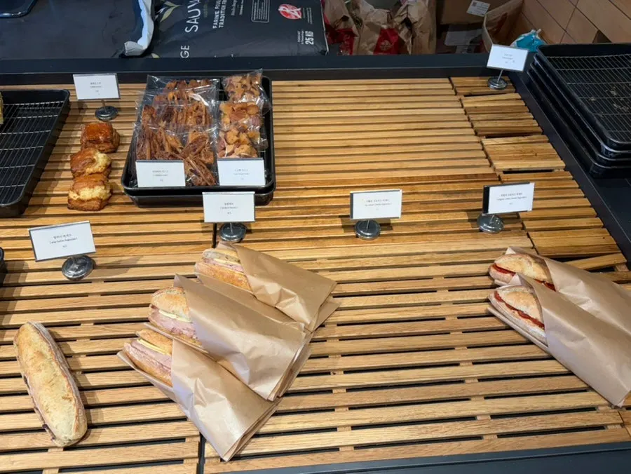 Afternoon bread display at Degree Gojan Branch