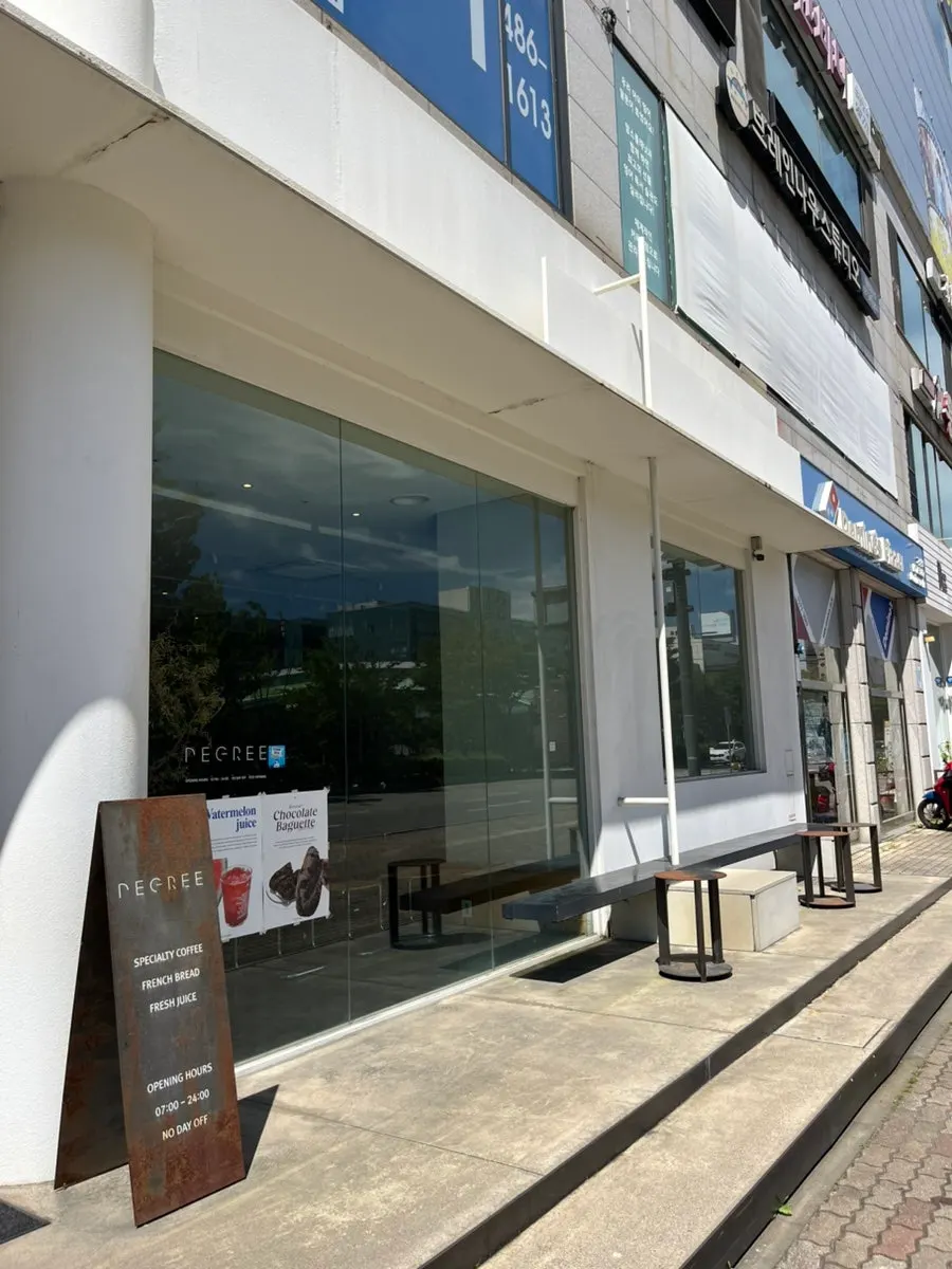 Exterior of Degree Gojan Branch café in Gojan-dong, Ansan