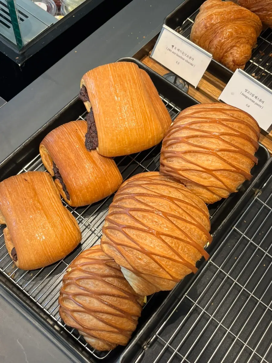 Bread display at Degree Gojan Branch at 11:30 AM