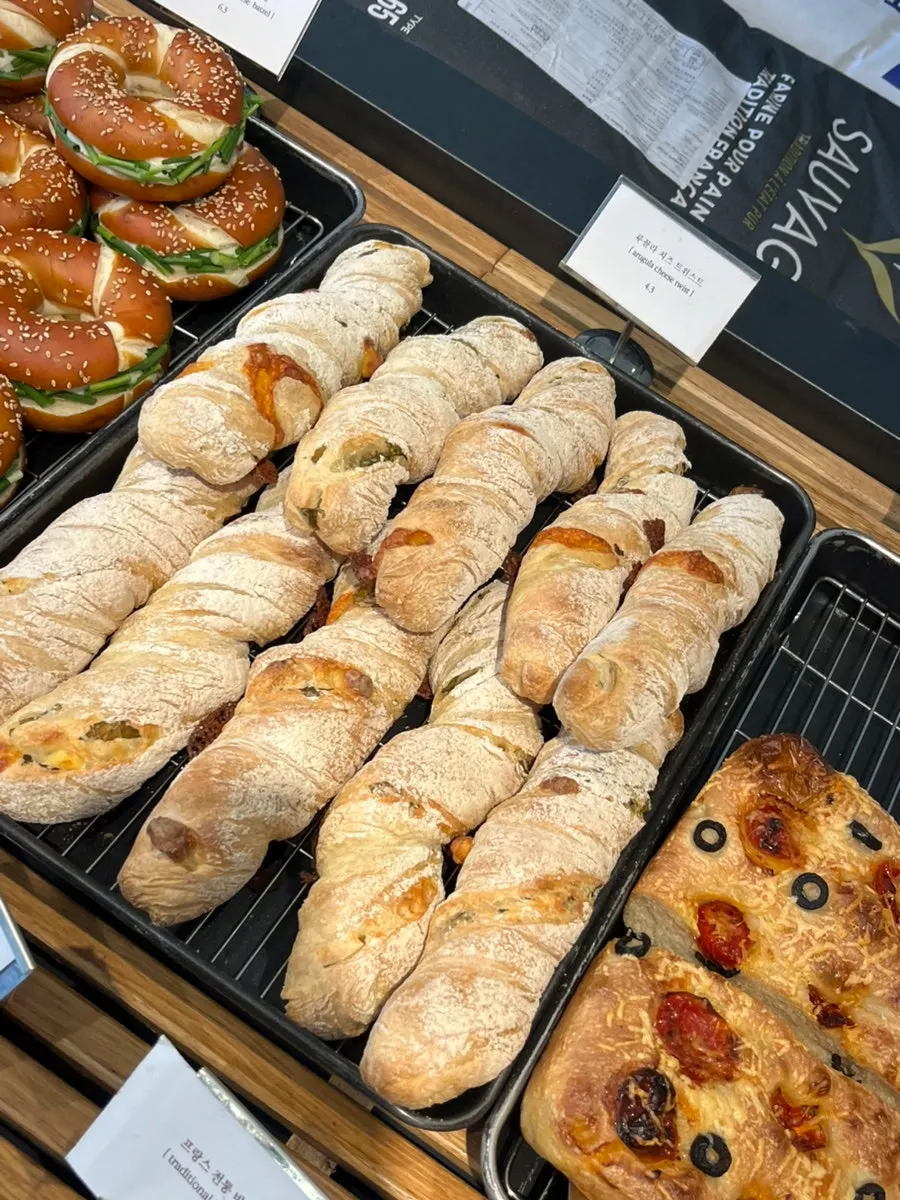 Dessert bread display at Degree Gojan Branch