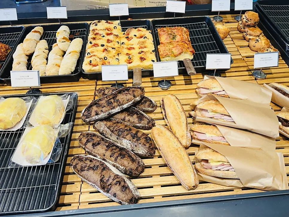 Overview of the bread corner at Degree Gojan Branch